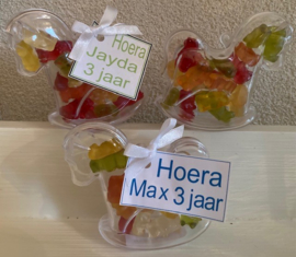 PLASTIC HOBBELPAARDJE MET FRUIT BEERTJES EN KAARTJE
