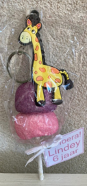 SLEUTELHANGER GIRAFFE MET SPEKBOLLEN EN KAARTJE