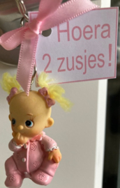 ROZE BABY SLEUTELHANGER INCL KAARTJE HOERA EEN 2 ZUSJES