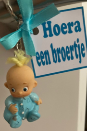 BLAUWE BABY SLEUTELHANGER INCL KAARTJE HOERA EEN BROERTJE OP =OP