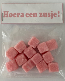 ZAKJE MET LABEL HOERA EEN ZUSJE MET TUM TUM BLOKJES