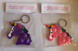 POP IT EENHOORN / UNICORN SLEUTELHANGER INCL LABEL EEN ZUSJE