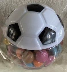 PLASTIC VOETBAL GEVULD MET SNOEP OF SMARTIES EN FEYENOORD LABEL