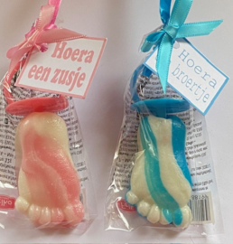 Lolly baby voetje aan koord incl kaartje een zusje / broertje