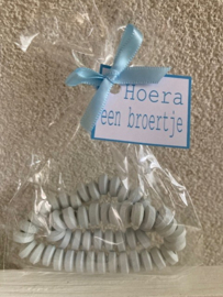 SNOEP KETTING IN ZAKJE MET KAARTJE HOERA EEN BROERTJE