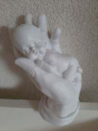 BABY IN HAND ONGEVEER 13 CM HOOG X 6 CM BREED OP =OP