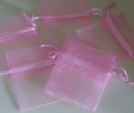 10 ROZE ORGANZA ZAKJES 7H X 6 CM BREED 