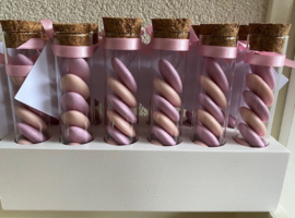 Glazen buisje met 6 chocolade dragees in houten blok