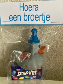 BADEEND OLIFANT MET LABEL HOERA EEN BROERTJE