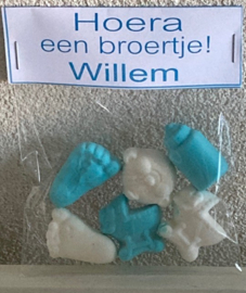 ZAKJE MET 6 BLAUW/WITTE FOAM SNOEPJES EN LABEL MET TEKST