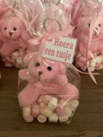 BEREN SLEUTELHANGER ROZE  INCL SPEKJES EN KAARTJE EEN ZUSJE