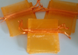 10 ORANJE ORGANZA ZAKJES 7H X 6 BREED CM