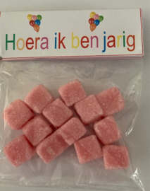 ZAKJE MET LABEL HOERA IK BEN JARIG MET TUM TUM
