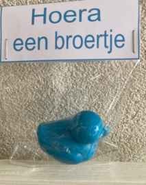 zeep eendje in zakje met label hoera een broertje op = op