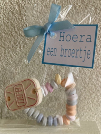 SNOEP HORLOGE  IN ZAKJE MET KAARTJE HOERA EEN BROERTJE