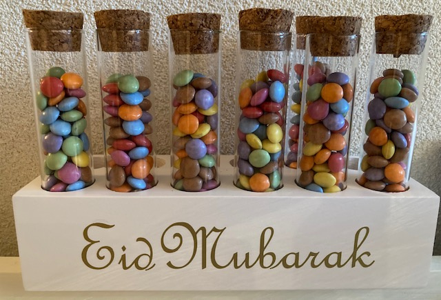12 Glazen buisjes met smarties in een hout blok met Eid Mubarak