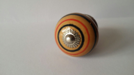 bruin kast- of deurknopje met rode en zwarte ringen.