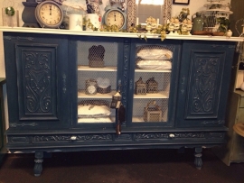 Grote kast in de kleur Aubusson Blue en Old white