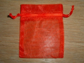 Mooie rode organza zakjes 9 x 7,5 cm.