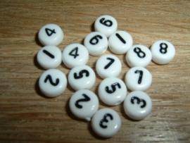 Mooie witte cijferkralen met zwarte cijfers