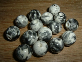 Mooie ronde wit met zwarte kralen 12 mm.