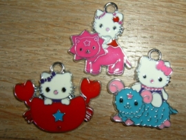 Verschillende soorten vrolijke gekleurde Hello Kitty hangertjes