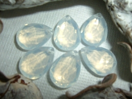 Mooie druppelvormige hangertjes in chrystal opal