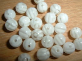 25 Stuks mooie ronde witte millefiori kralen van 6 mm.