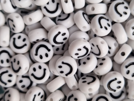 Voordeelverpakking Witte ronde letterkralen met een zwarte smiley 7 mm. 50 stuks