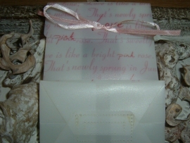 Mooie cadeauverpakkingen met love letters en rozen