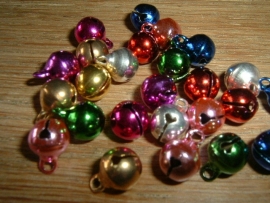 25 Stuks mooie gekleurde belletjes van 8 mm.