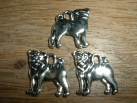 Leuke zilverkleurige metalen hangertje van een staand hondje