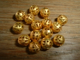 Mooie goudkleurige opengewerkte kralen van 10 mm.