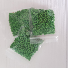 7 gram mooie glanzende glaskraaltjes groen 2 mm