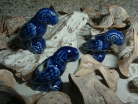 Mooie grote donkerblauwe kralen in de vorm van een papegaai
