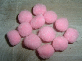 10 Stuks mooie lichtroze pompoms van 15 mm.