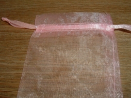 Mooie roze organza zakjes 9 x 7 cm.