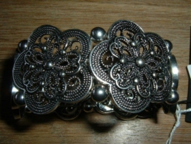 Mooie zilverkleurige metalen armband bloem