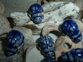 Mooie blauwe kralen in de vorm van een lieve heersbeestje