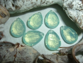 Mooie druppelvormige  hangertjes in lichtgrroen/turquoise opal