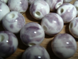 Mooie wit met paarse kralen 12 mm.