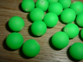 Mooie fluor groene Buri zaden van 12 mm.