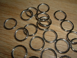 10 Grote metal look zilverkleurige ringetjes van 15 mm.