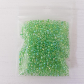 7 gram mooie glanzende glaskraaltjes groen regenboog 2 mm