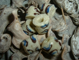 Mooie cremekleurige kralen met een patroontje in bruin en blauw