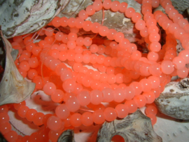 85 Stuks mooie koraalroze opal glaskralen van 4 mm.