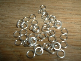 100 Stuks mooie silverplated ringetjes van 4 mm.