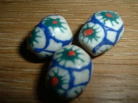 Witte glaskralen met een mooi handbeschilderd patroontje