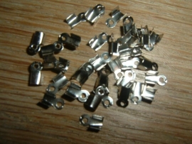 25 zilverkleurige veterklemmetjes 3x6mm.