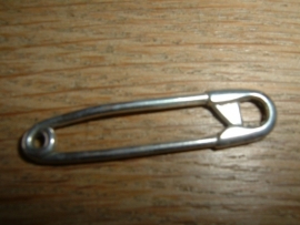 Mooie antique zilverkleurige metalen hangertjes "speld"